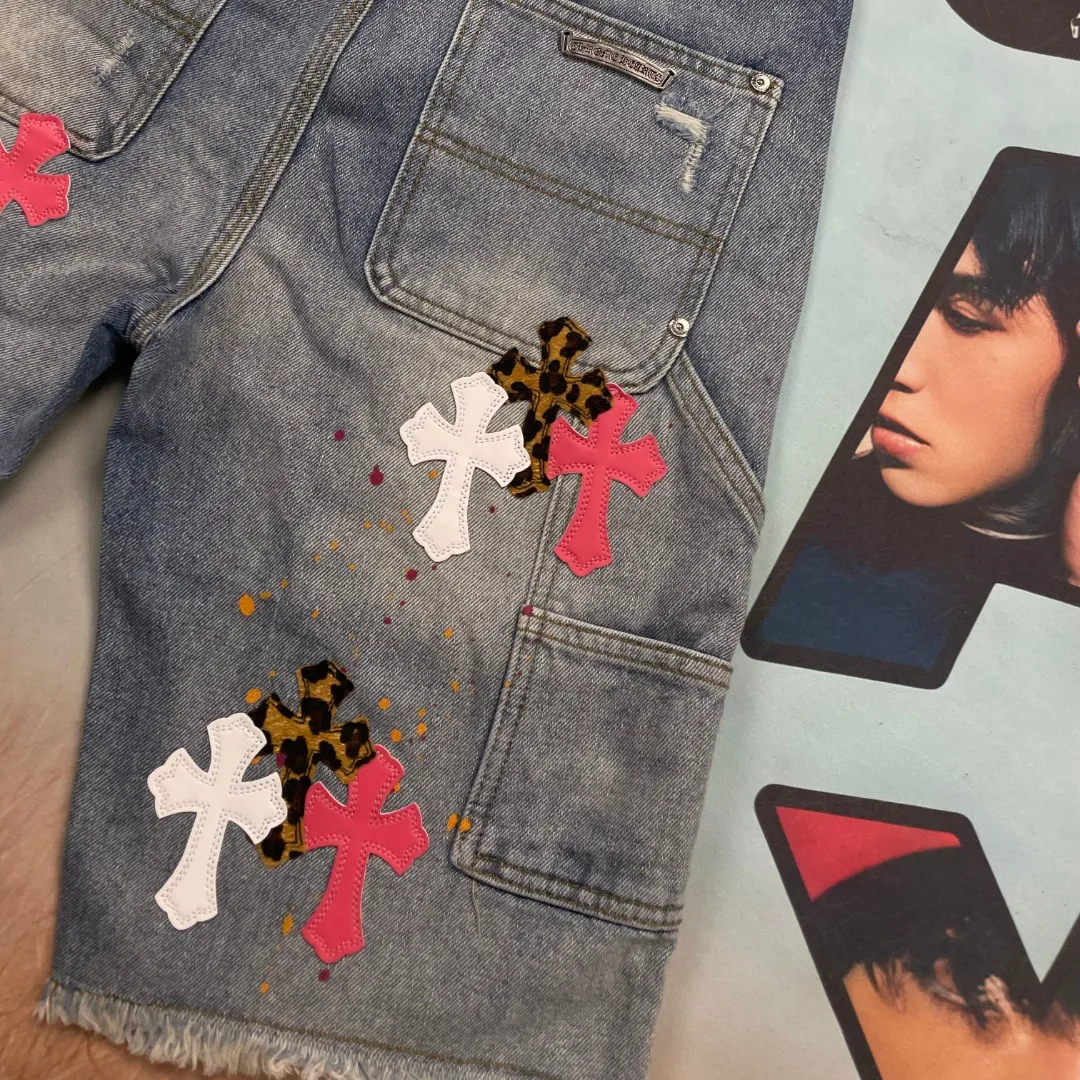 🅿️240 🔘Model No.-KL501 🔘Croxin𝐂𝐡𝐫𝐨𝐦𝐞 𝐇𝐞𝐚𝐫𝐭 CH blue and white three-color leather splash-ink American workwear denim shorts* The brand Croxin is well-known in the fashion circle. The details and design of these shorts are amazing. They use real Levi's jeans bottoms, which are taken apart and then spliced ​​together. This process is too heavy-duty. The hardware is all custom-made from molds, and the texture is superb. The hem is designed with handmade tassels and frayed edges, which is individual and unruly. It is also made of white genuine leather and patched. The blue and white color scheme plus splash-ink elements make it extremely fashionable. The cross pattern is embellished with red, white and leopard print, making it highly recognizable. The washing effect is also very natural, and the overall stitching process is impeccable. The same style for men and women, it looks super stylish when worn, and your handsomeness value skyrockets! The matching suggestions are as follows: Street fashion style: wear a black loose T-shirt with colorful graffiti printed on it, and a short black leather jacket. Wear a pair of black high-top Converse or Nike Dunks, a black baseball cap, and a silver metal necklace to walk on the street, which is full of fashion. Casual fashion style: wear a white simple short-sleeved shirt inside and a light blue denim jacket outside, wear it open. Wear white sneakers and carry a simple black crossbody bag for daily travel, casual and fashionable. Cool and handsome style: Choose a red short crop top and tuck it into shorts. Wear a pair of black thick-soled leather shoes, paired with some metallic bracelets and rings, and go to a music festival or party and you will be the center of attention.  Size: S M L XL XXL (28.30.32.34.36) Color: Blue